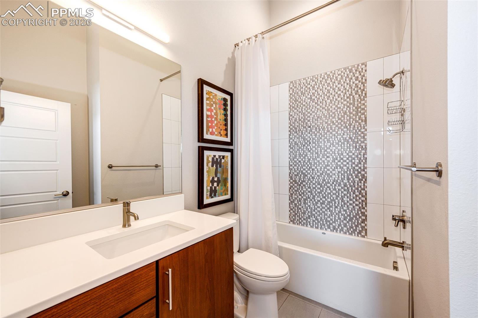 Ensuite front bedroom