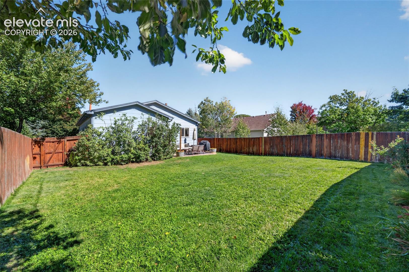 Large, level backyard with auto sprinkler system