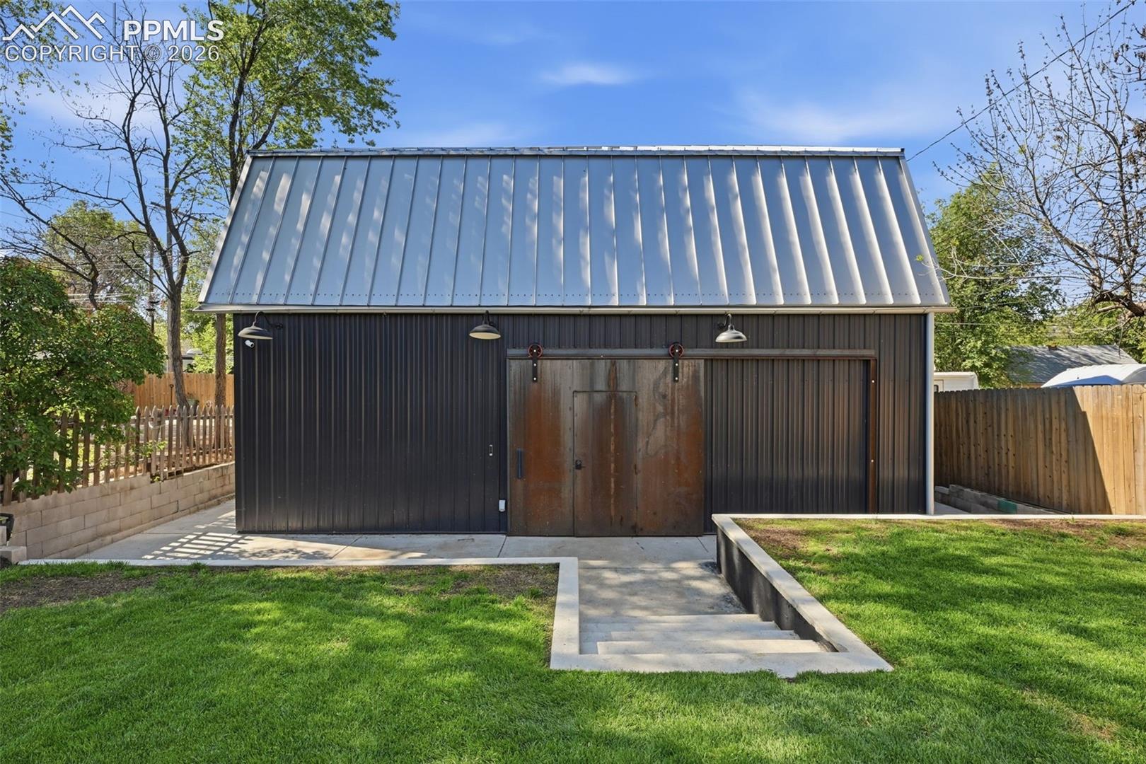 Large sliding entrances on both sides of the workshop.