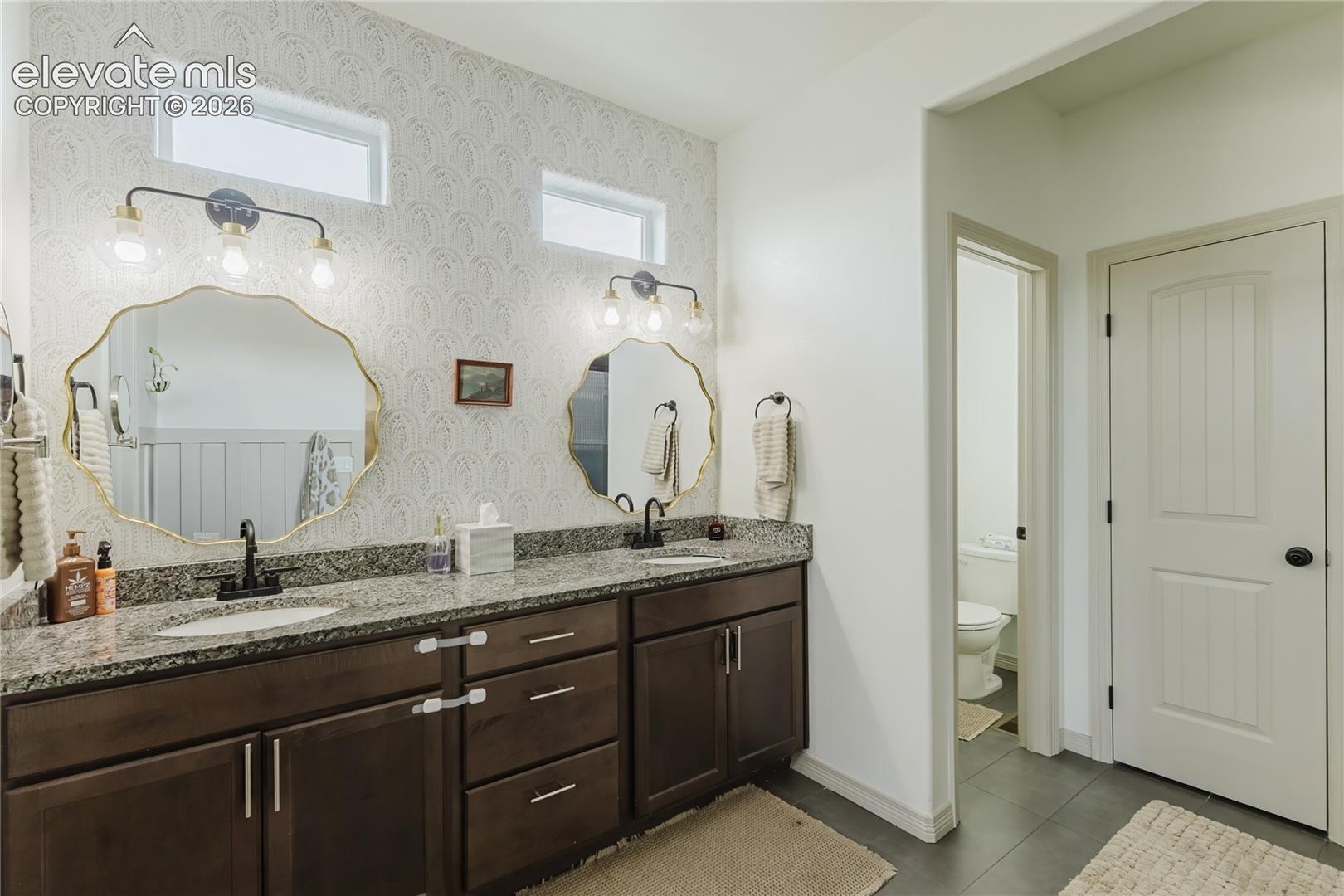 Dual vanity with undermount sinks and granite countertops