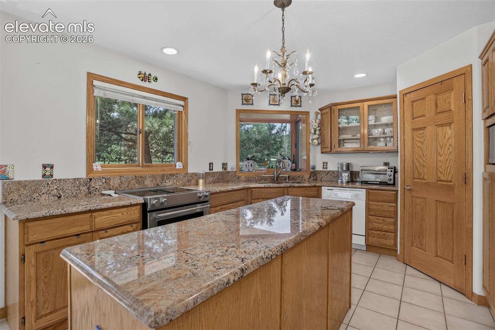 Kitchen with 6' island.
