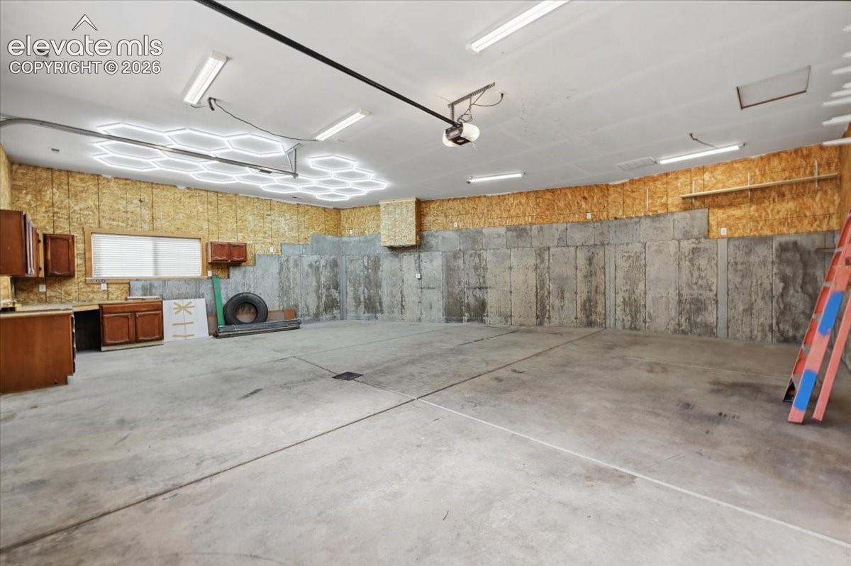 1000 Square feet - with 100amp service,  exhaust fan, and heat!