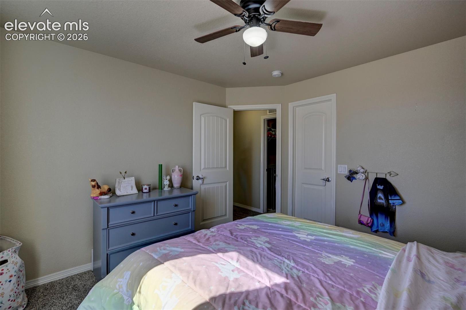 Ceiling fan with integrated lighting
