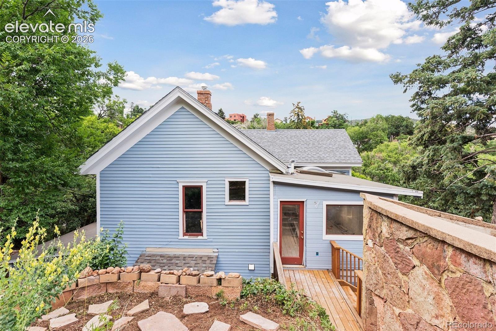 Upper level has direct
access to the extensive
back yard