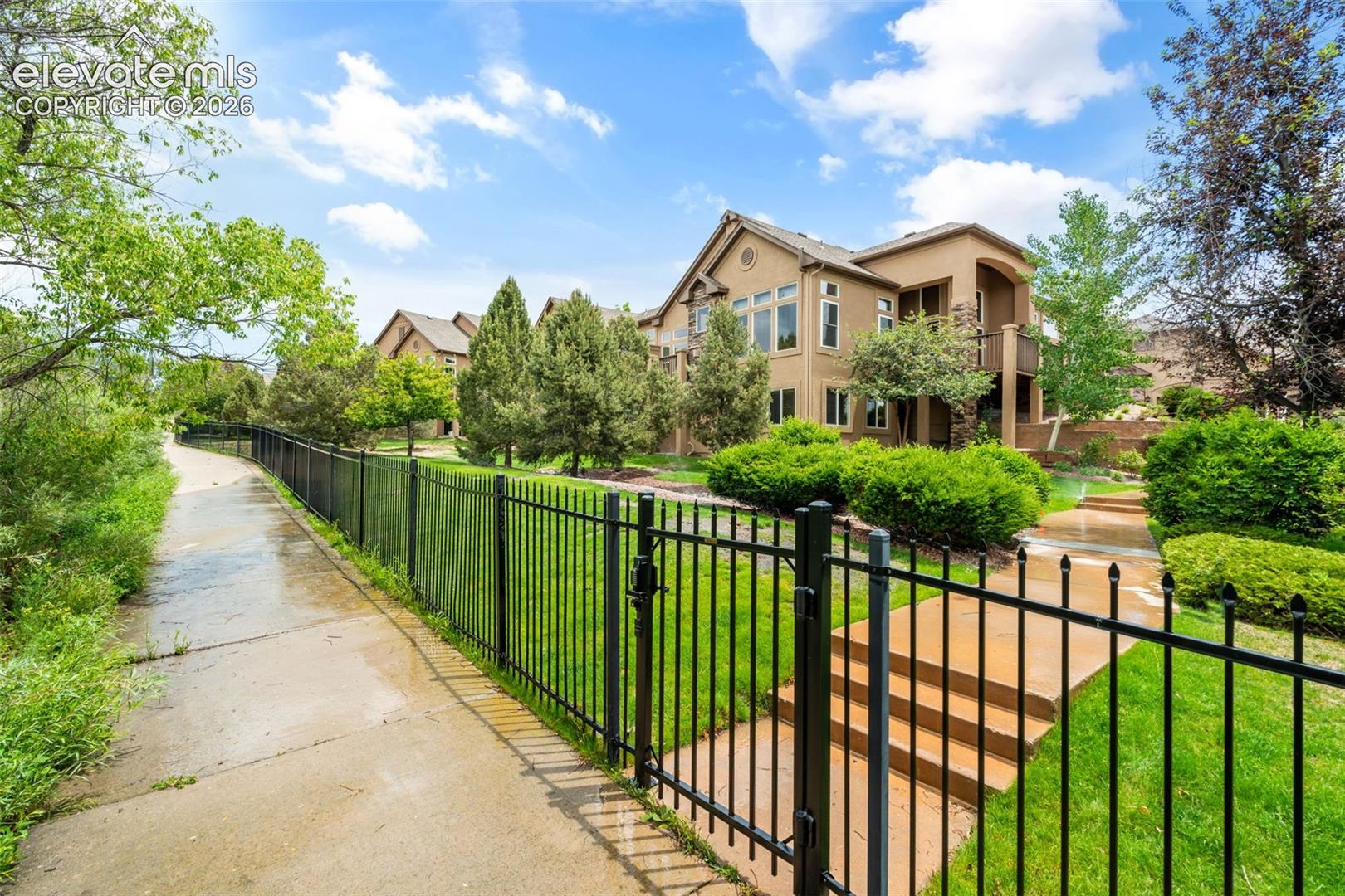 Photo 10 of 1992 London Carriage Grove, Colorado Springs