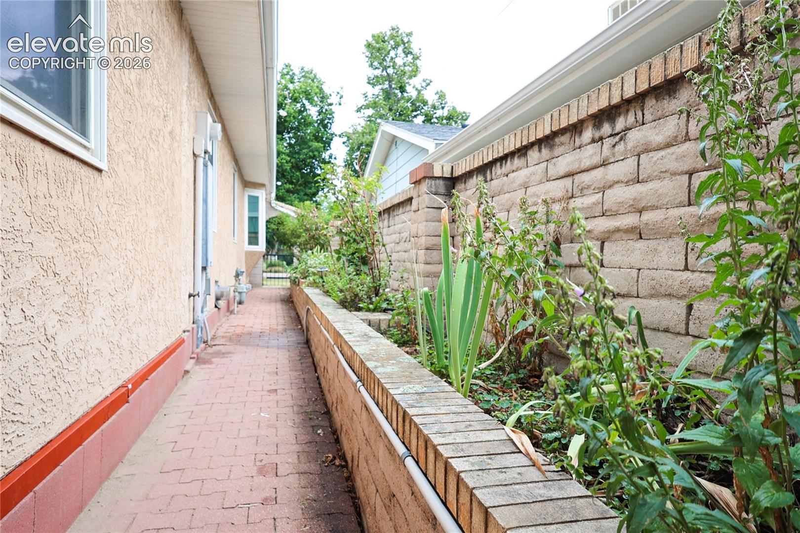 Side yard with irrigated planters
