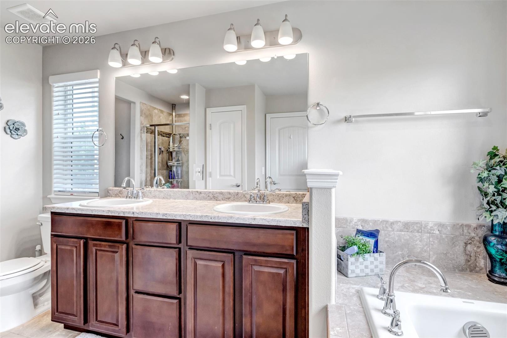 5 PIECE BATH WITH A HUGE CLOSET!