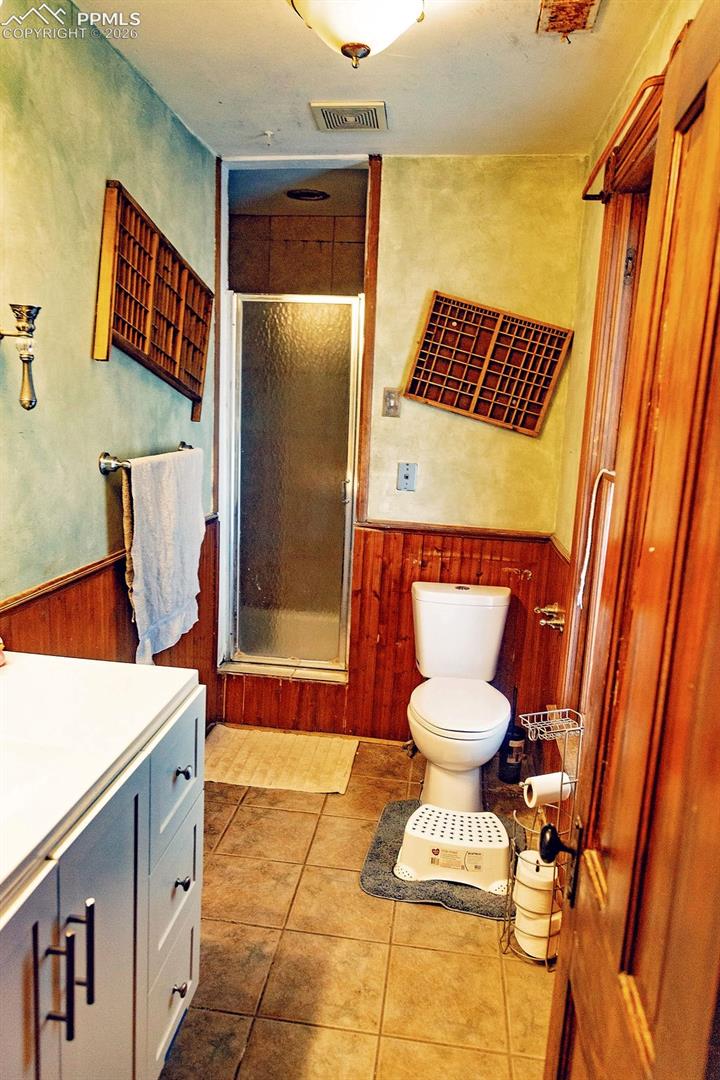 Upper Level Full Bath (Next to Bedroom #3)