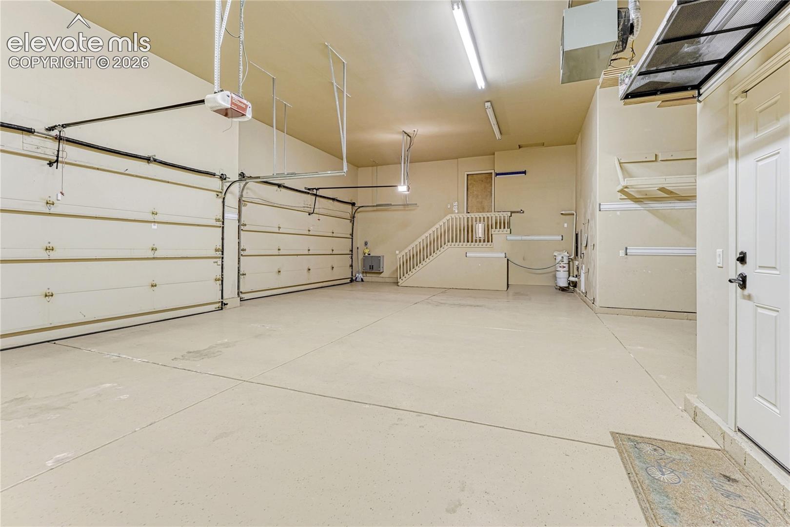 Room for cars, toys, workshop - and heated! 