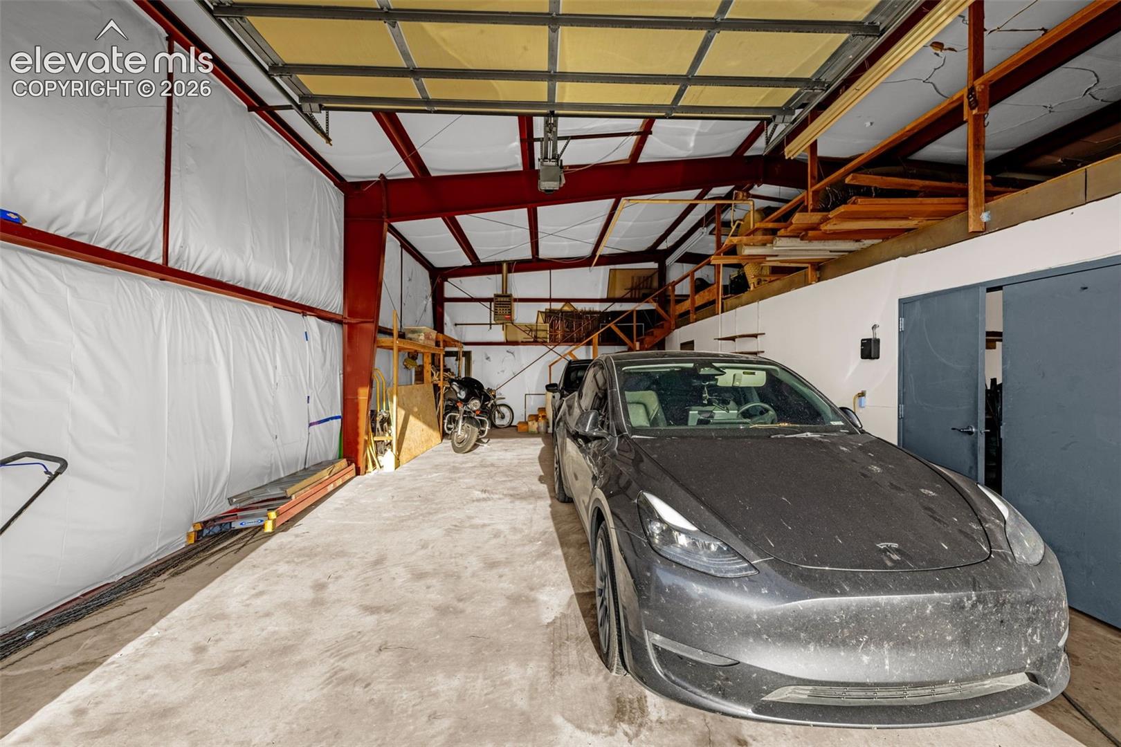 Metal-frame structure with concrete flooring and insulated walls