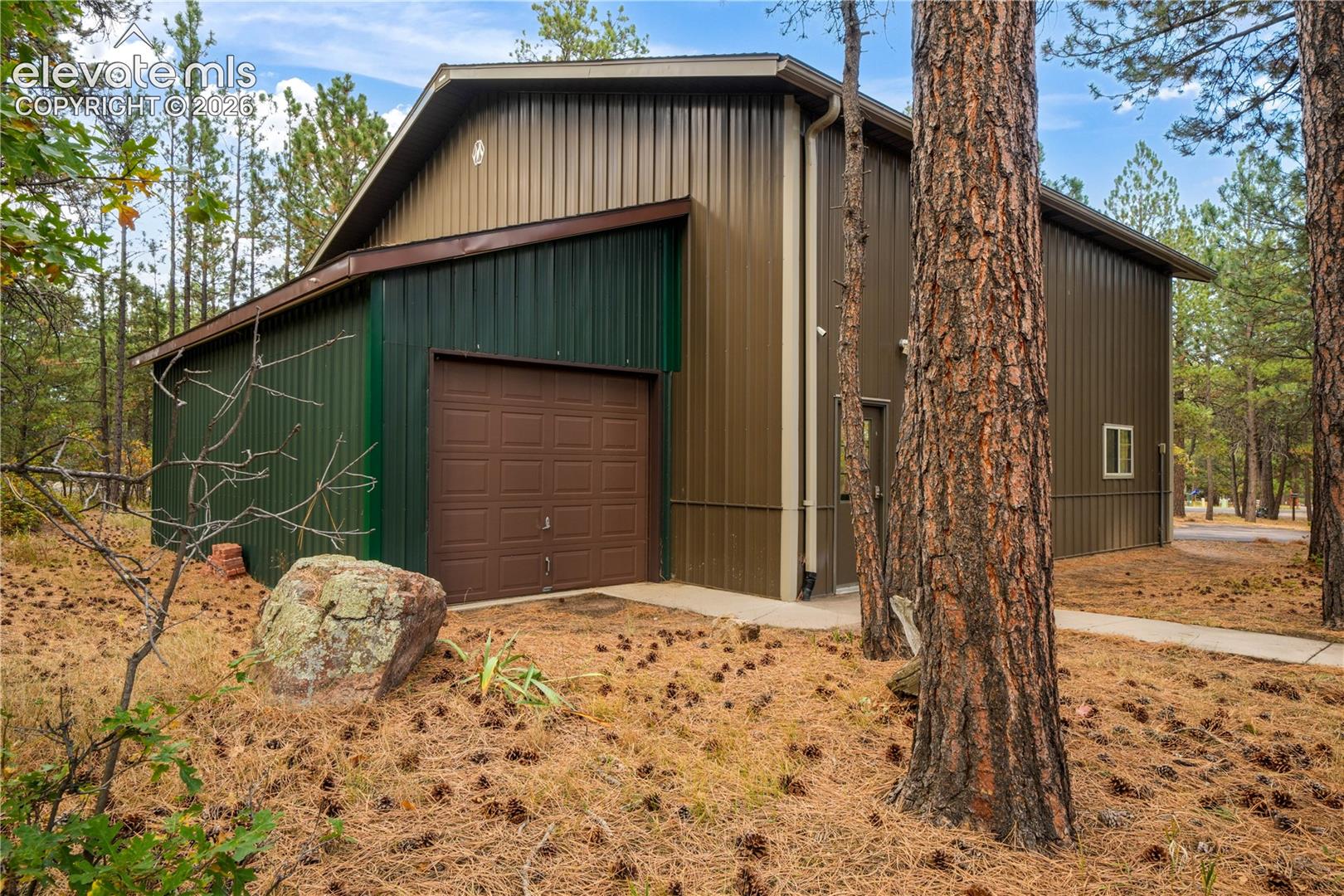 Detached large workshop/RV garage with additional 1 car garage