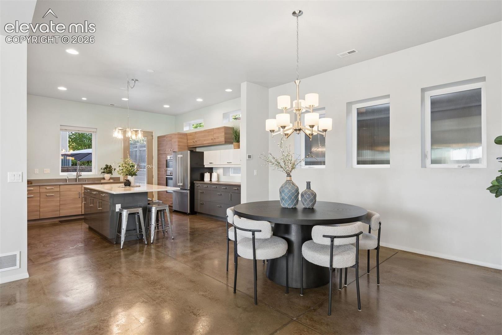 Dining to kitchen
