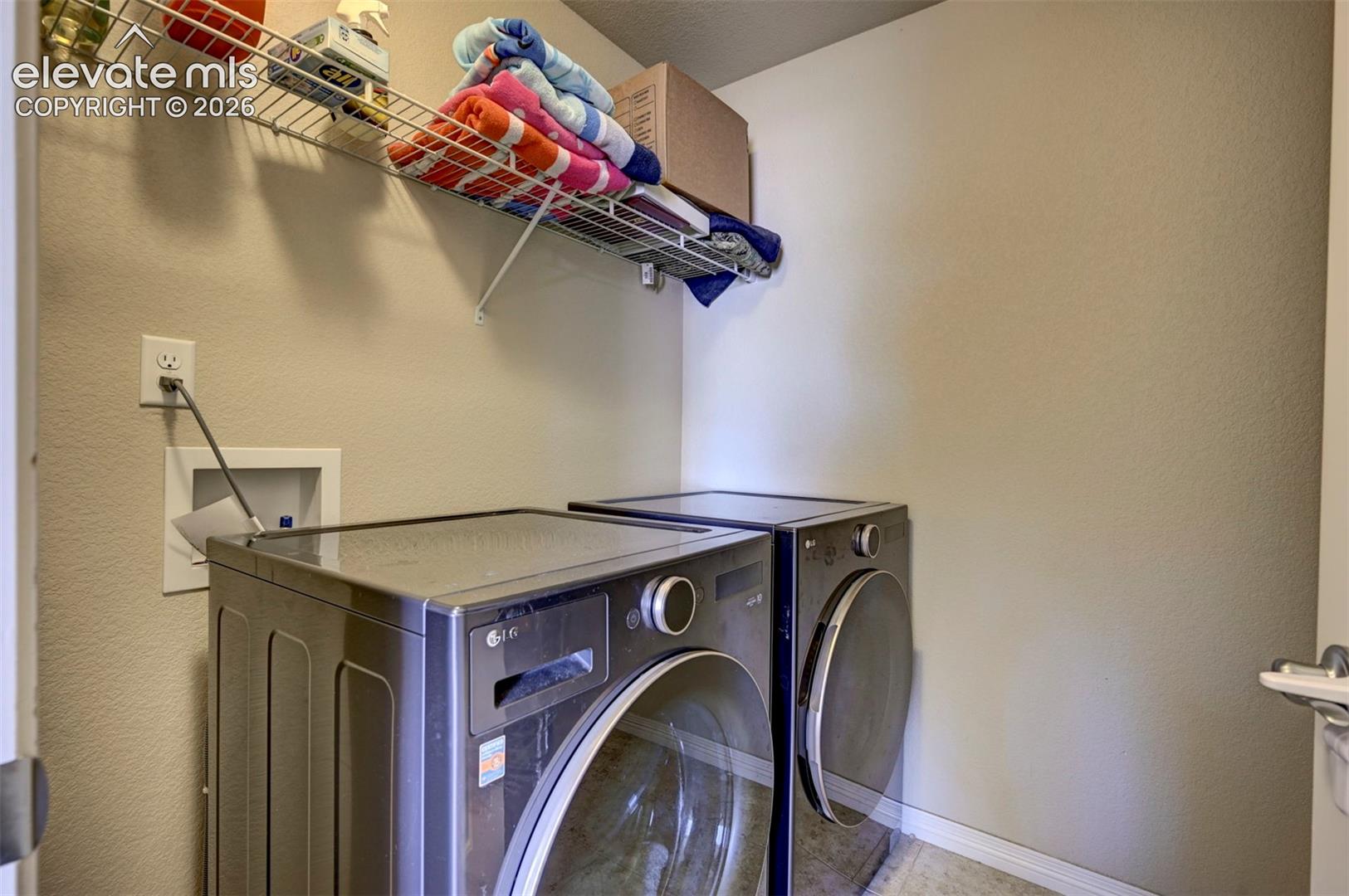 Wire shelving system