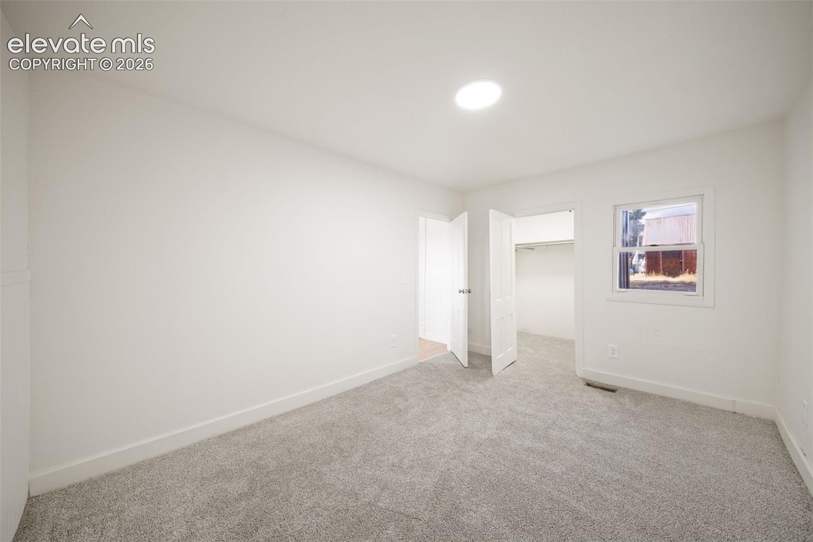 Flexible bedroom or office space