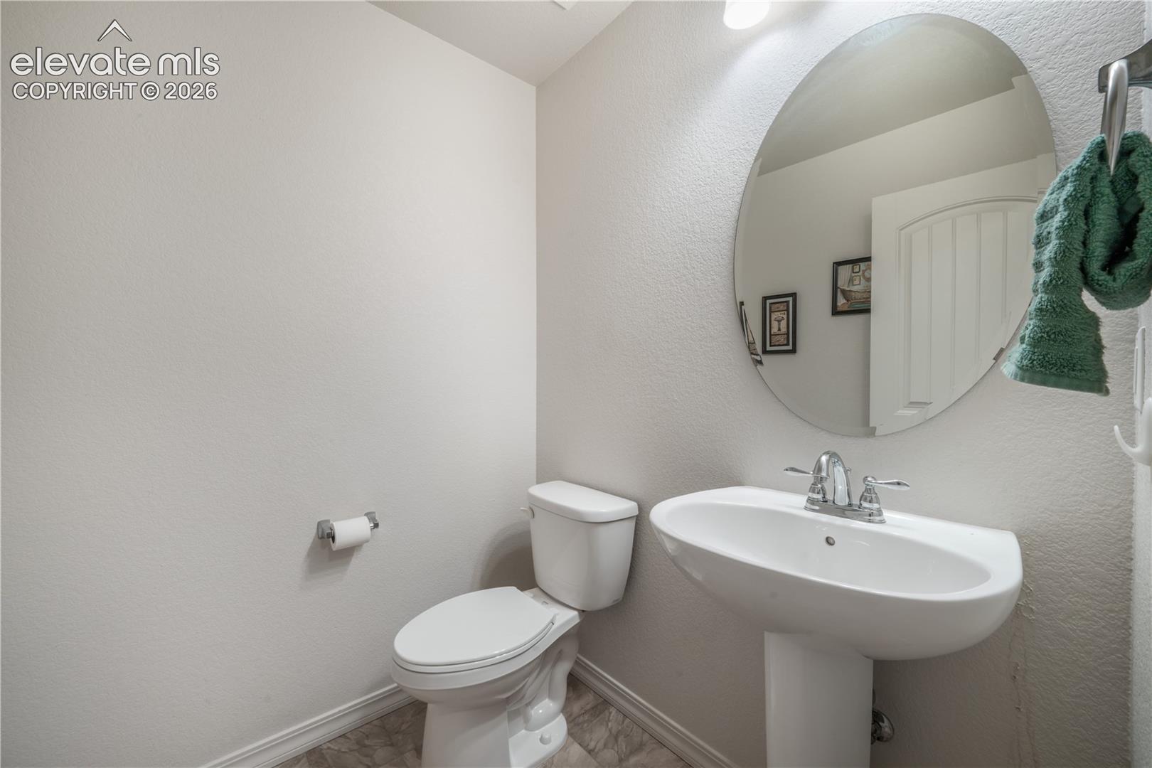 Main level guest 1/2 bathroom