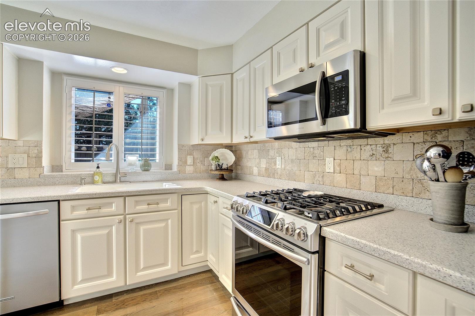 A 6-burner gas range, generous cabinetry + pull-out pantry shelving combine style with thoughtful function.