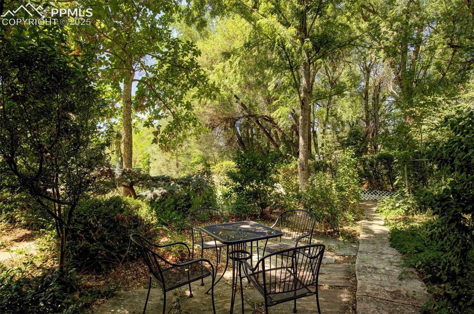 Secret Garden: Sitting Area