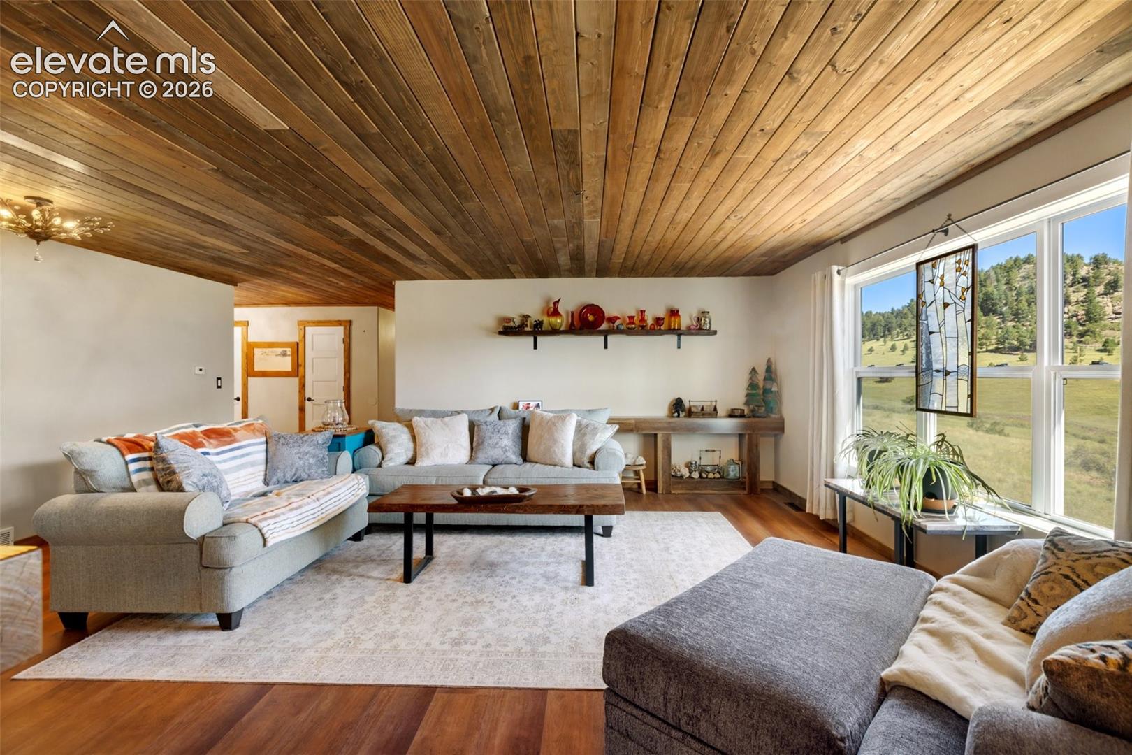 Big windows look out onto bit views. 