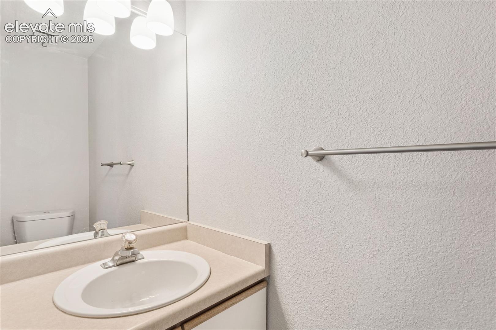 Main level 1/2 bath