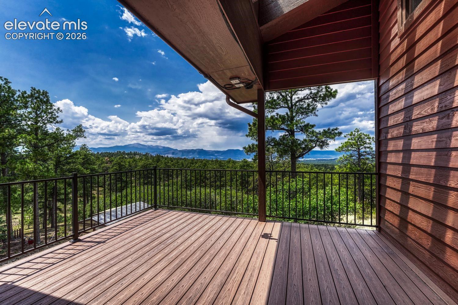 Outdoor deck with views for days!