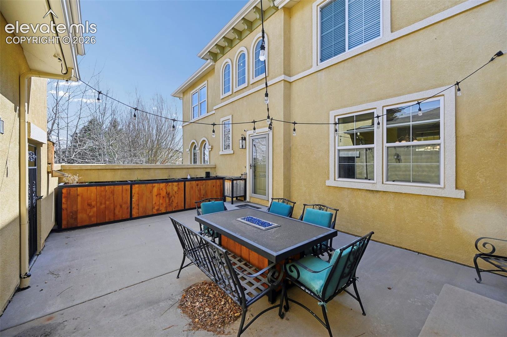 Front patio, your own little blocked off oasis