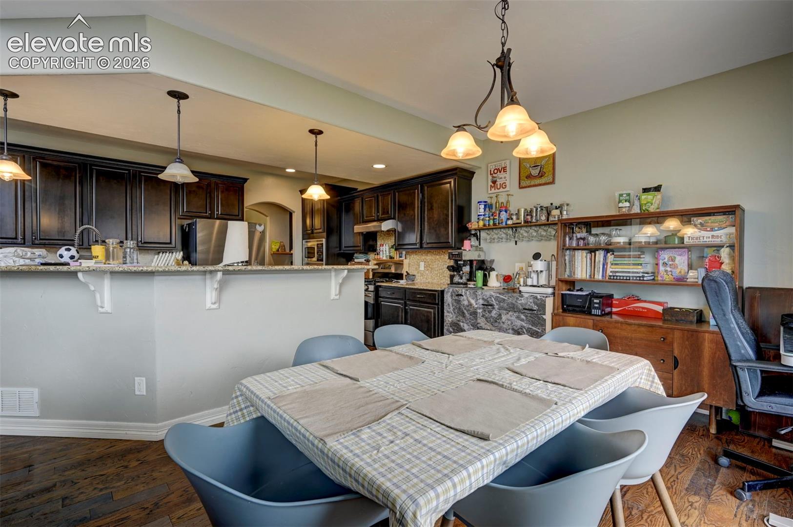 Breakfast nook, open to the kitchen