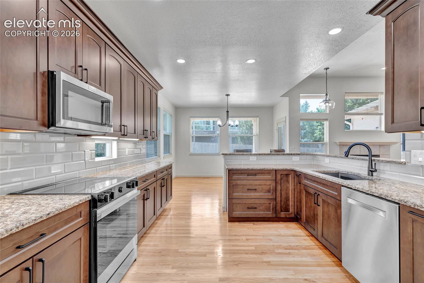 Kitchen with smart range/oven