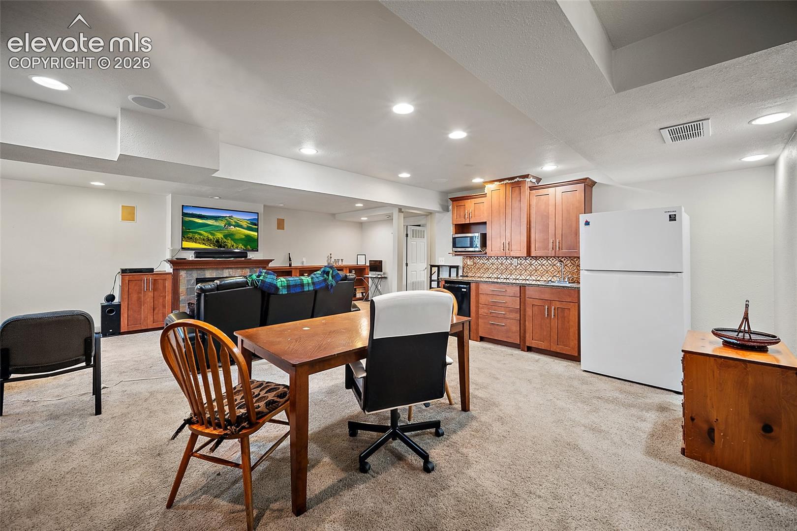 Wet bar and full Refrigerator 
