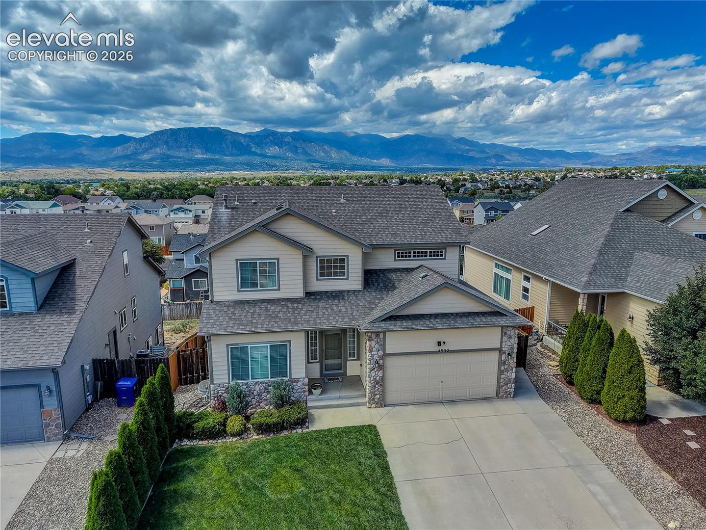 Lot topography provides extraordinary mountain views