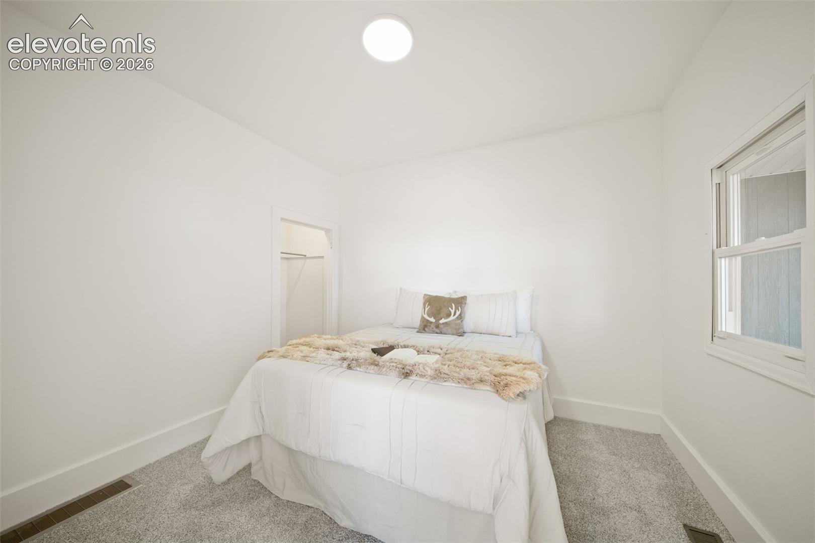 Flexible bedroom or office space