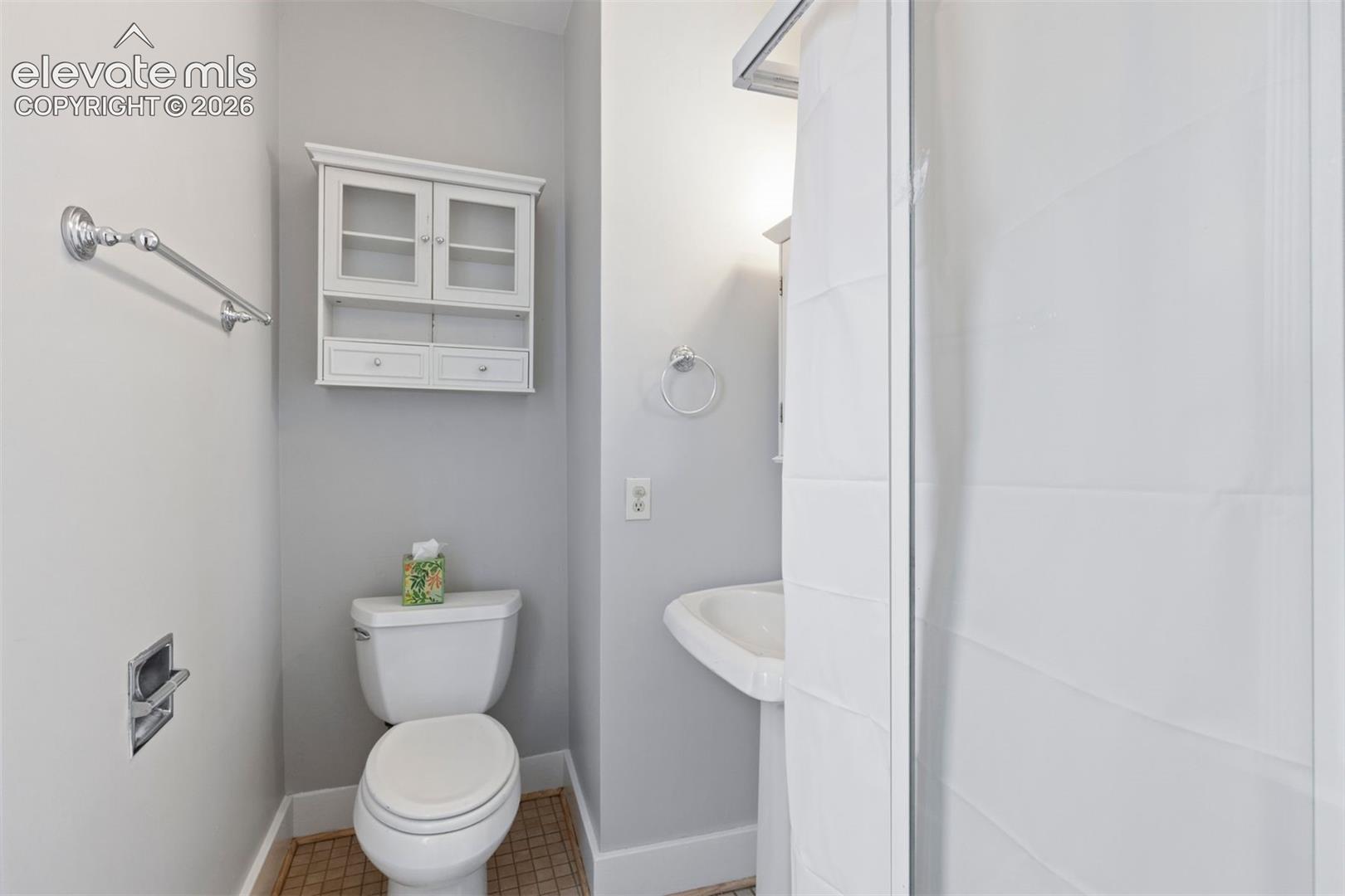 Main level 3/4 ensuite bath