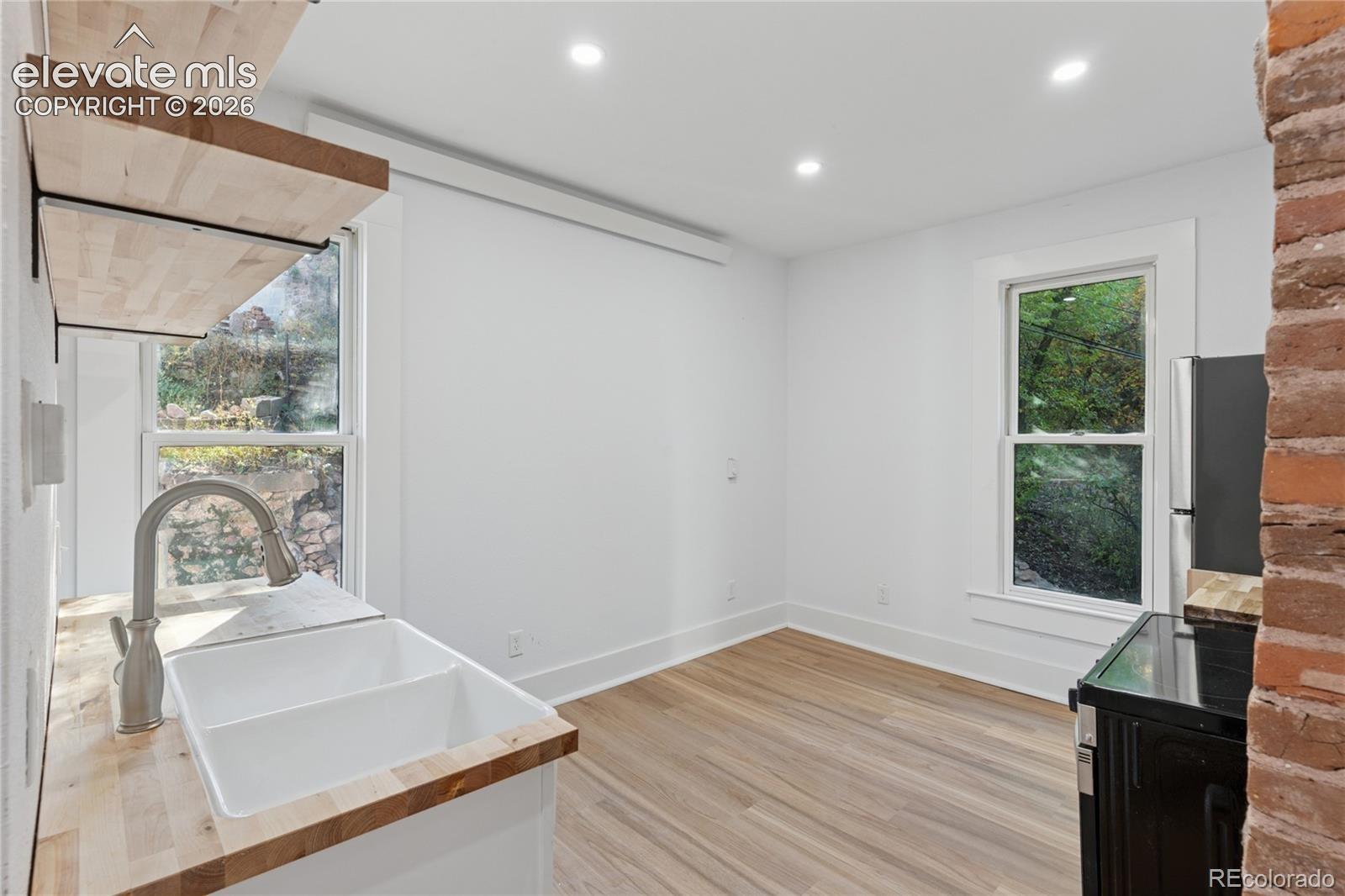 2nd-floor flat kitchen
with eating area