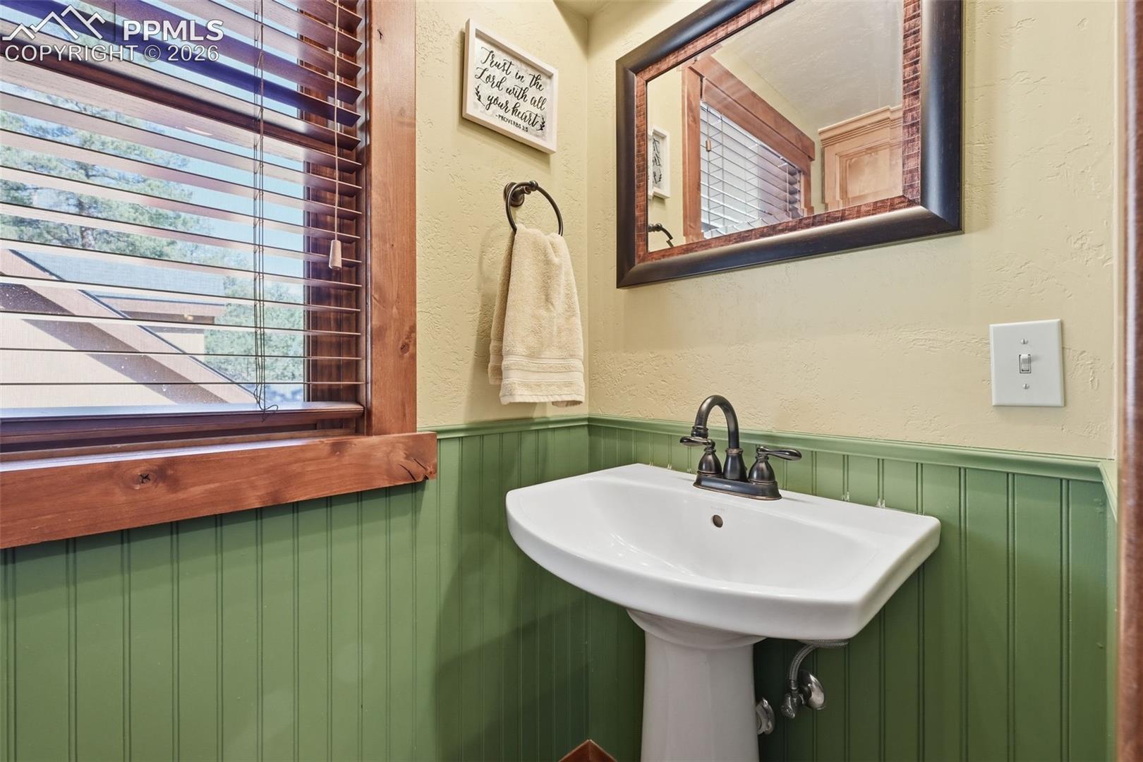 Main level 1/2 bathroom 