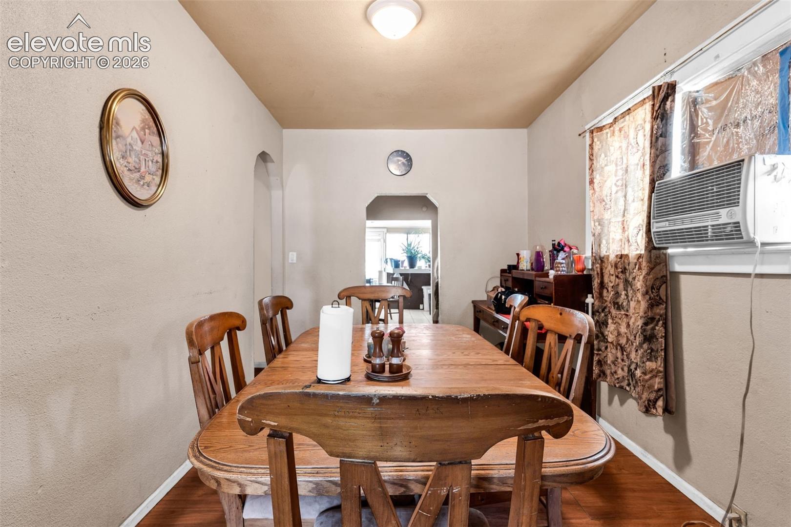 Wood-finish flooring with neutral wall tones
