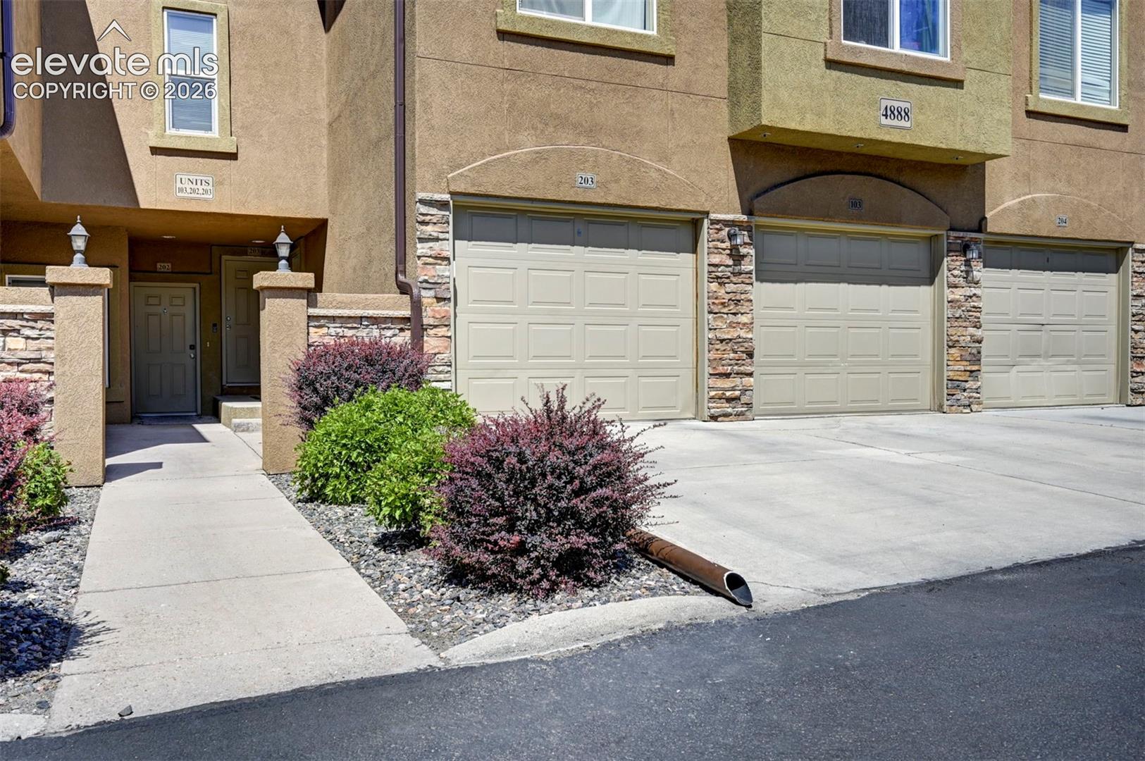 Center Garage w/ private access to home