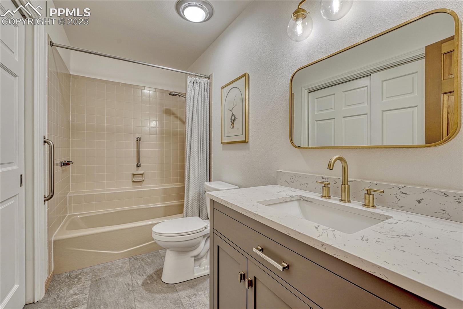 Full Ensuite Bath in 2nd Main Level Bedroom Suite