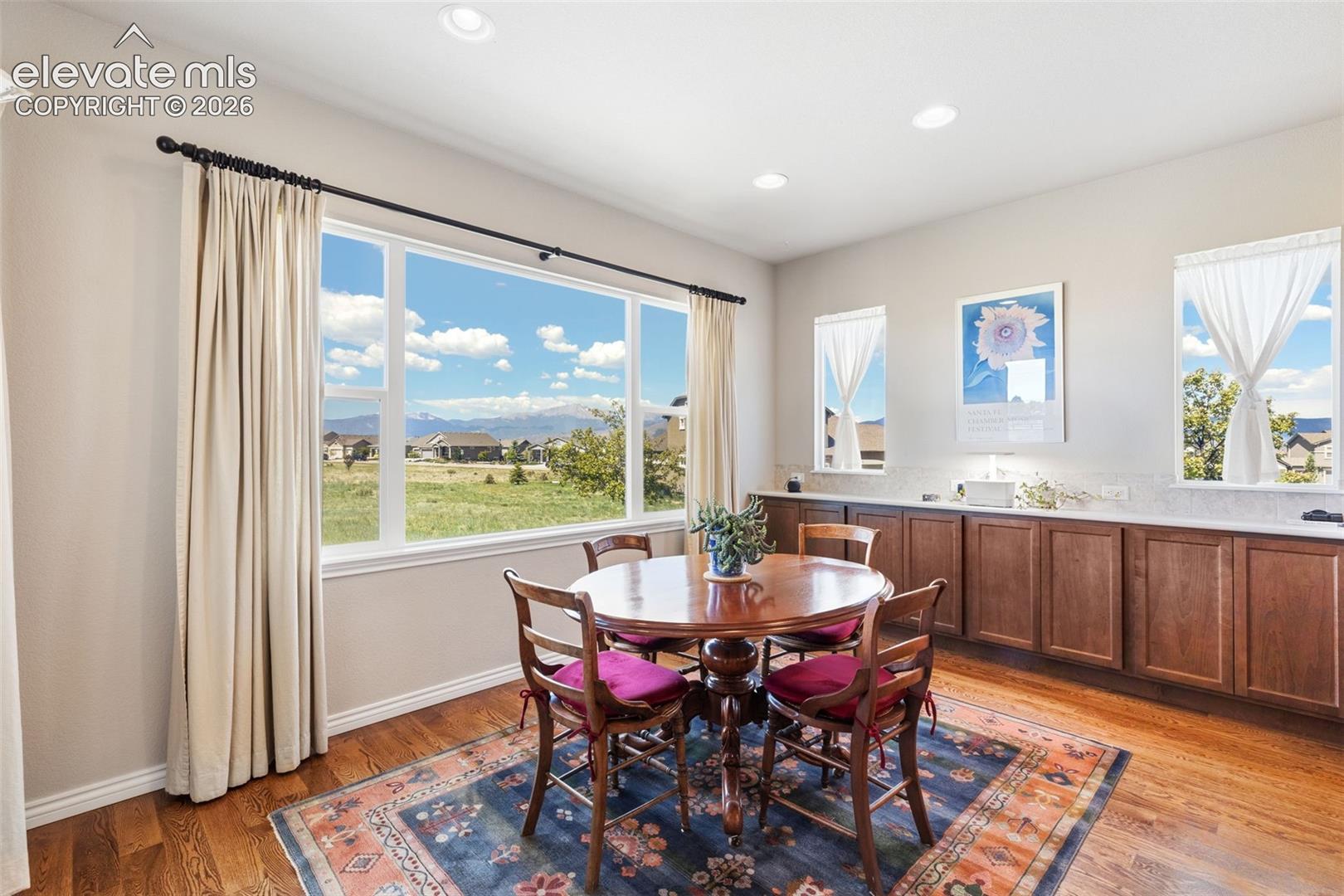 Enjoy your meals while simultaneously taking in the beauty of Pikes Peak