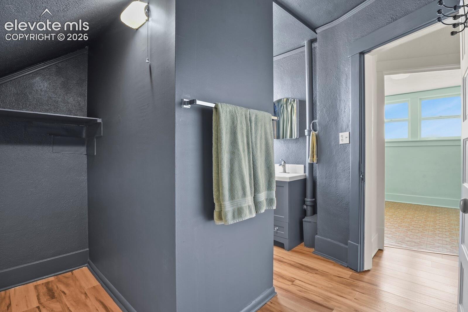 Upper level full bath