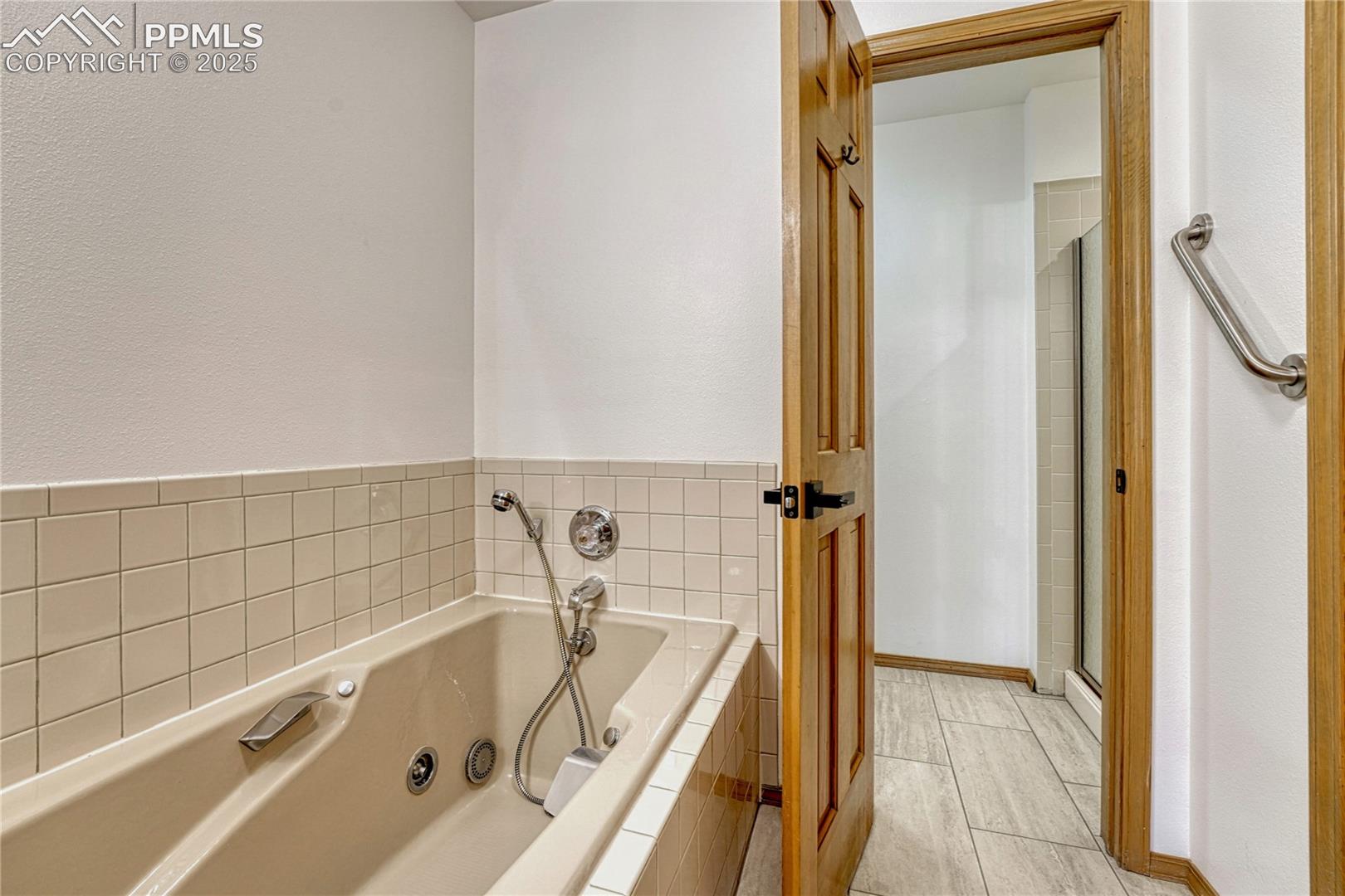 Large Jetted Soaking Tub & Separate Shower