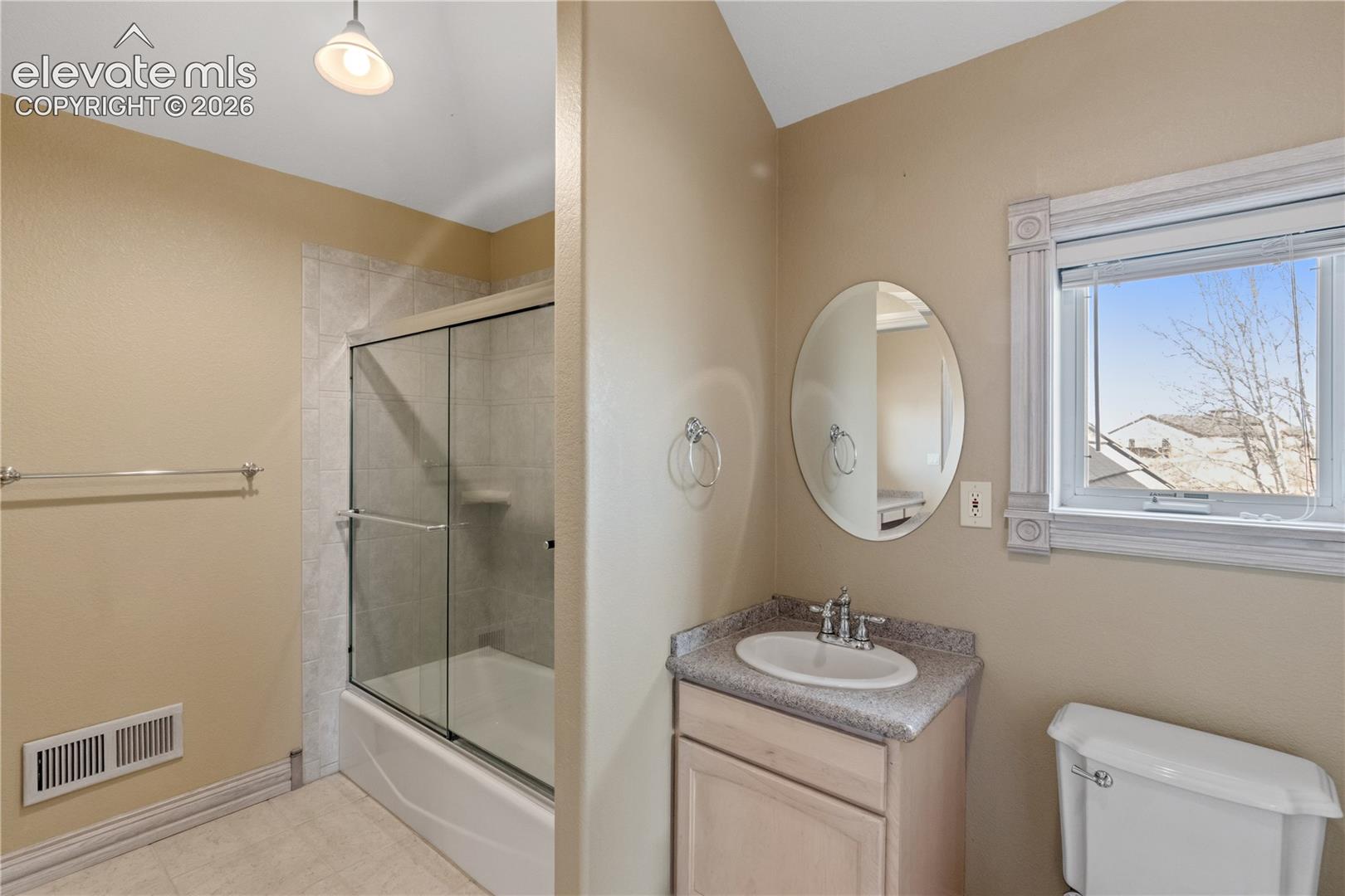 Upstairs bath, connecting both bedrooms