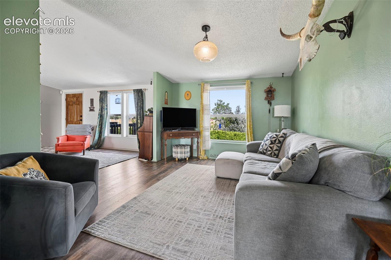 Open and Bright Grand Room!