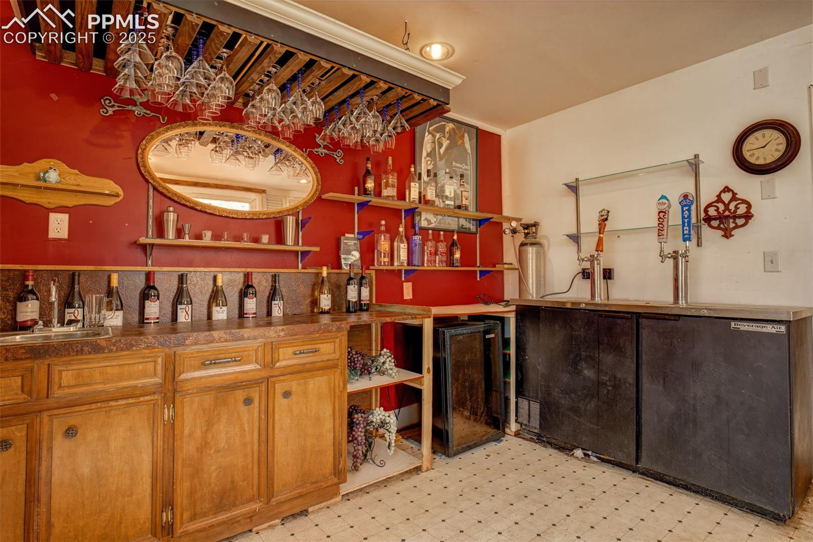 Secret Garden: Bar Hut - Taps with beer refrigeration for multiple kegs