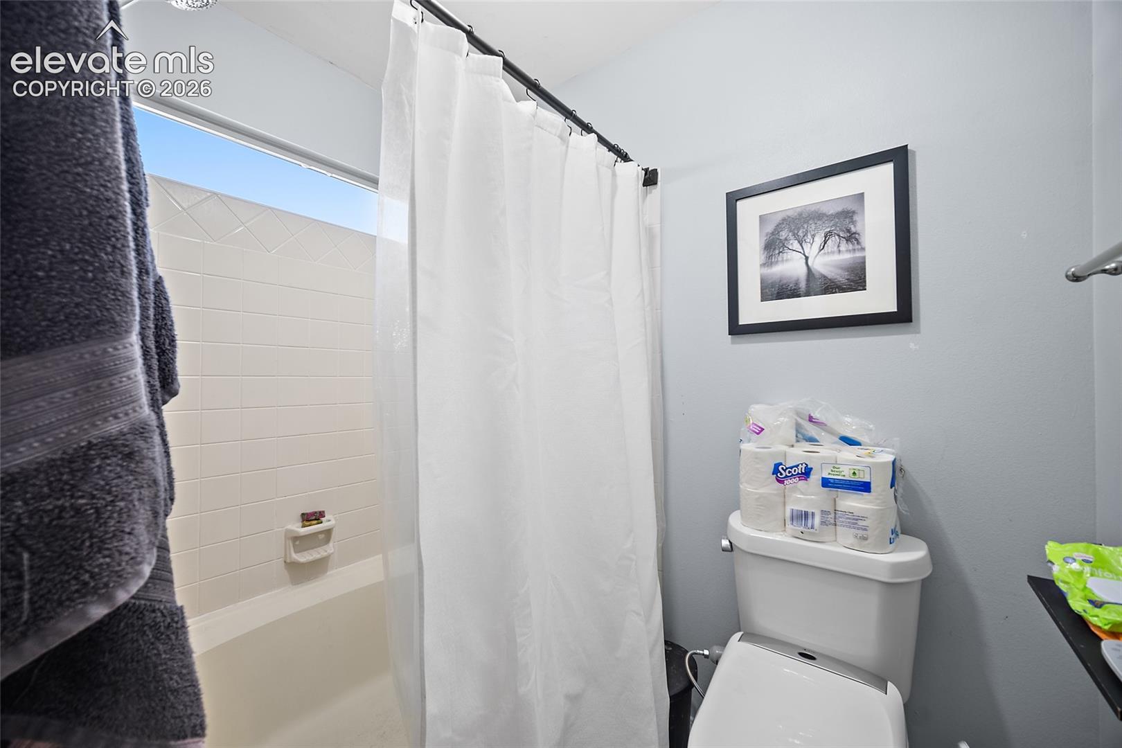 Bathtub with tile surround and transom window