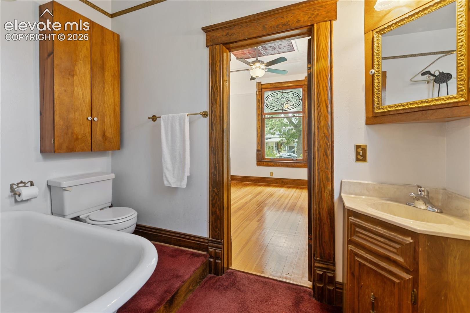 Main level shared bath