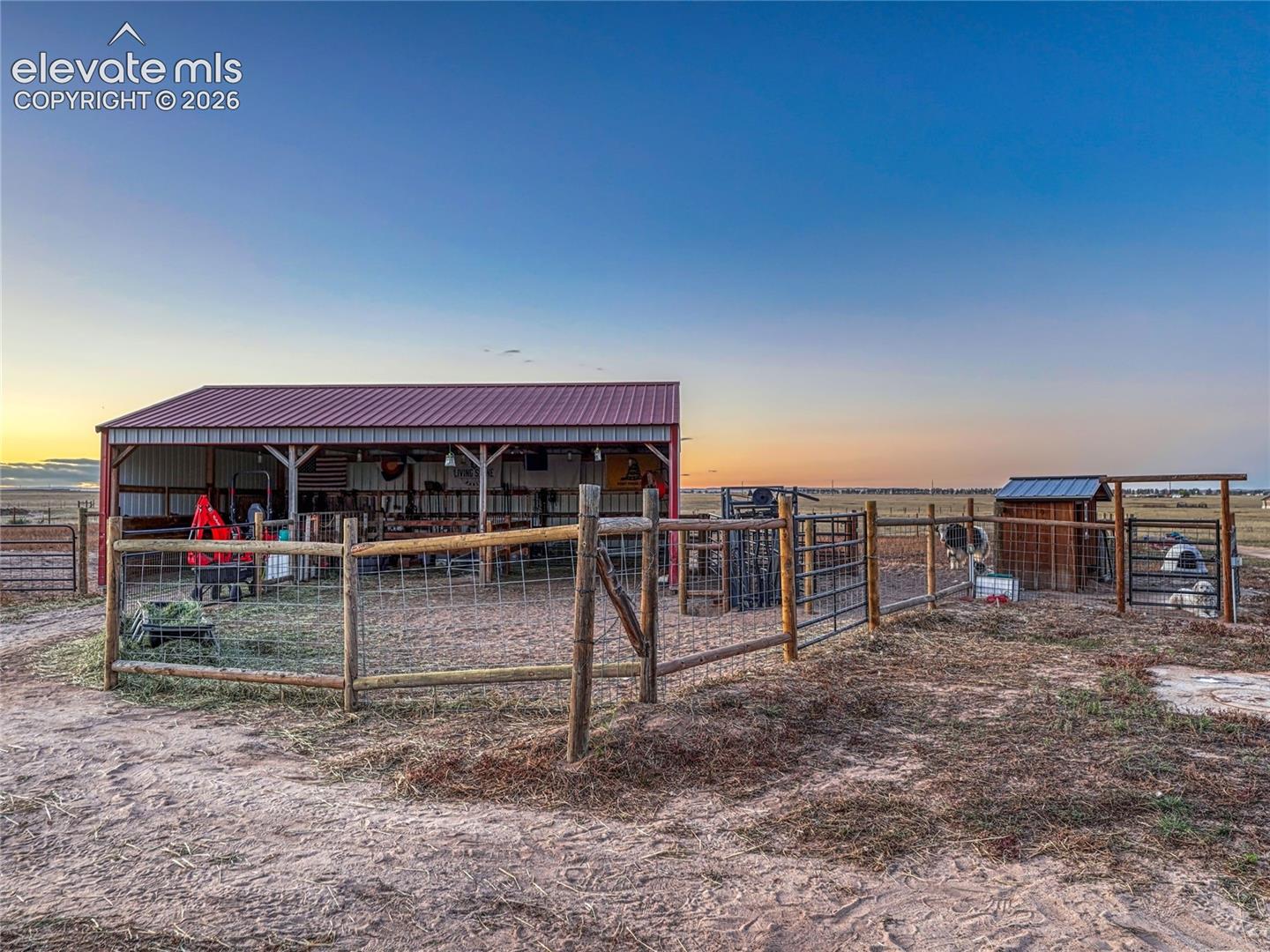 Loafing shed, dog kennelrun, flexible fencing options.