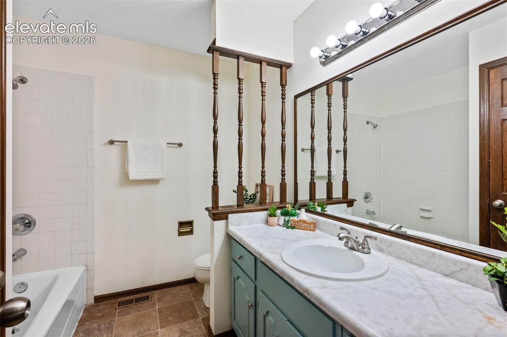Full Shared Upper Level Bathroom