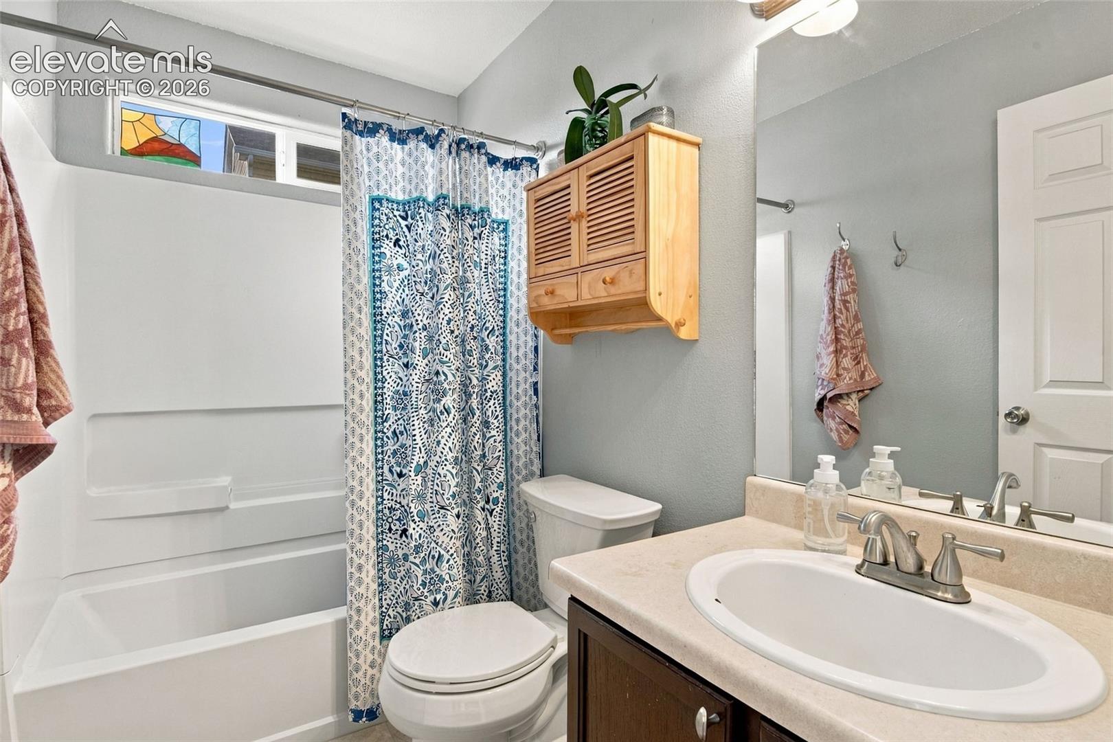 Primary bathroom w/ shower/tub combo