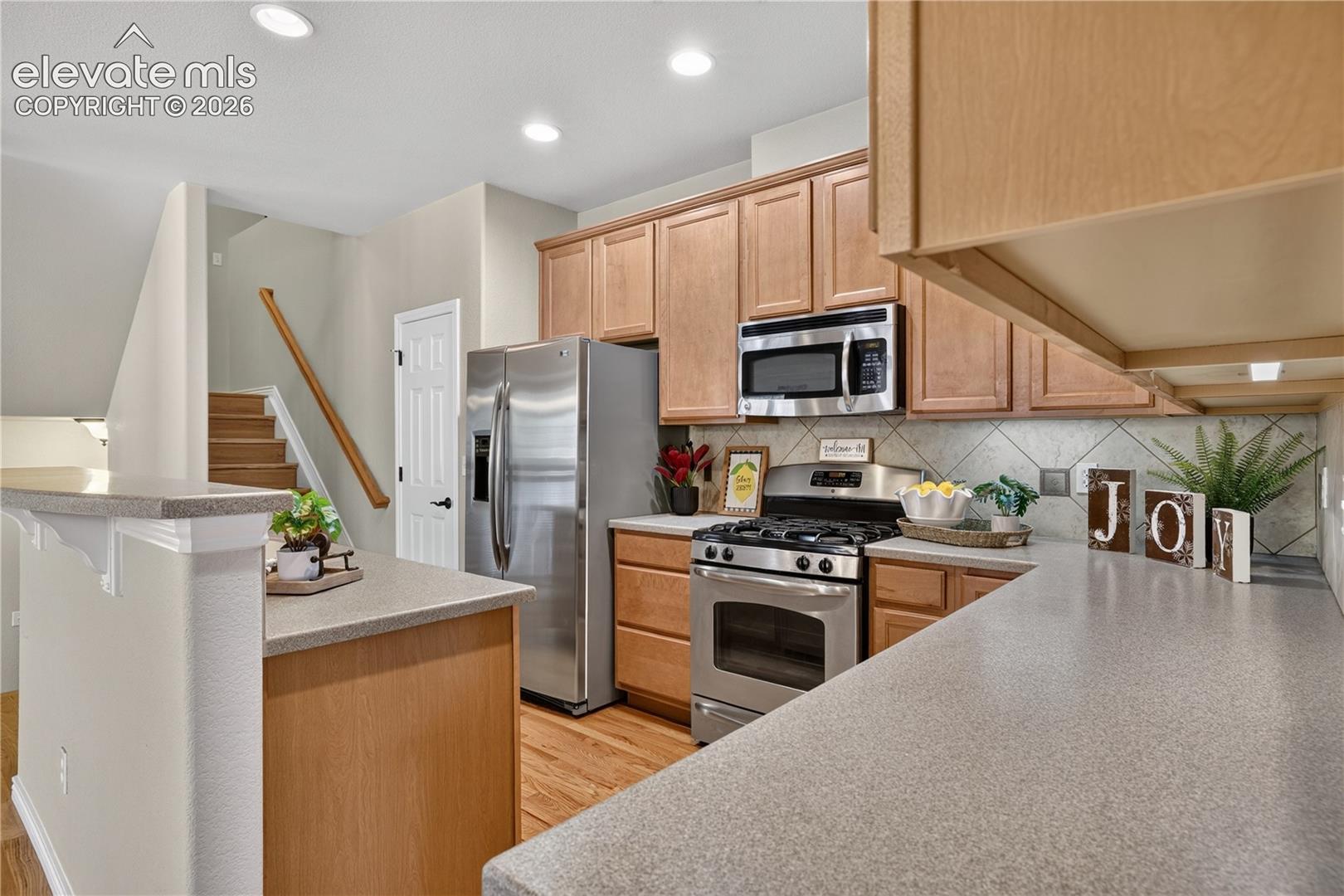 Gas stove, stainless appliances and breakfast bar