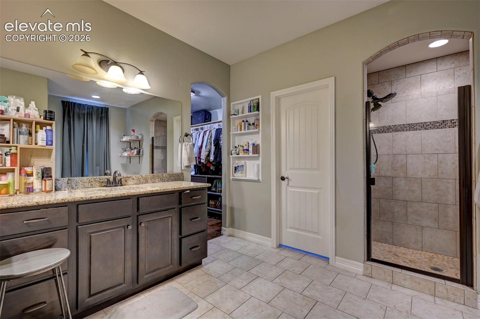 5-piece primary bath with double vanity and walk-in closet