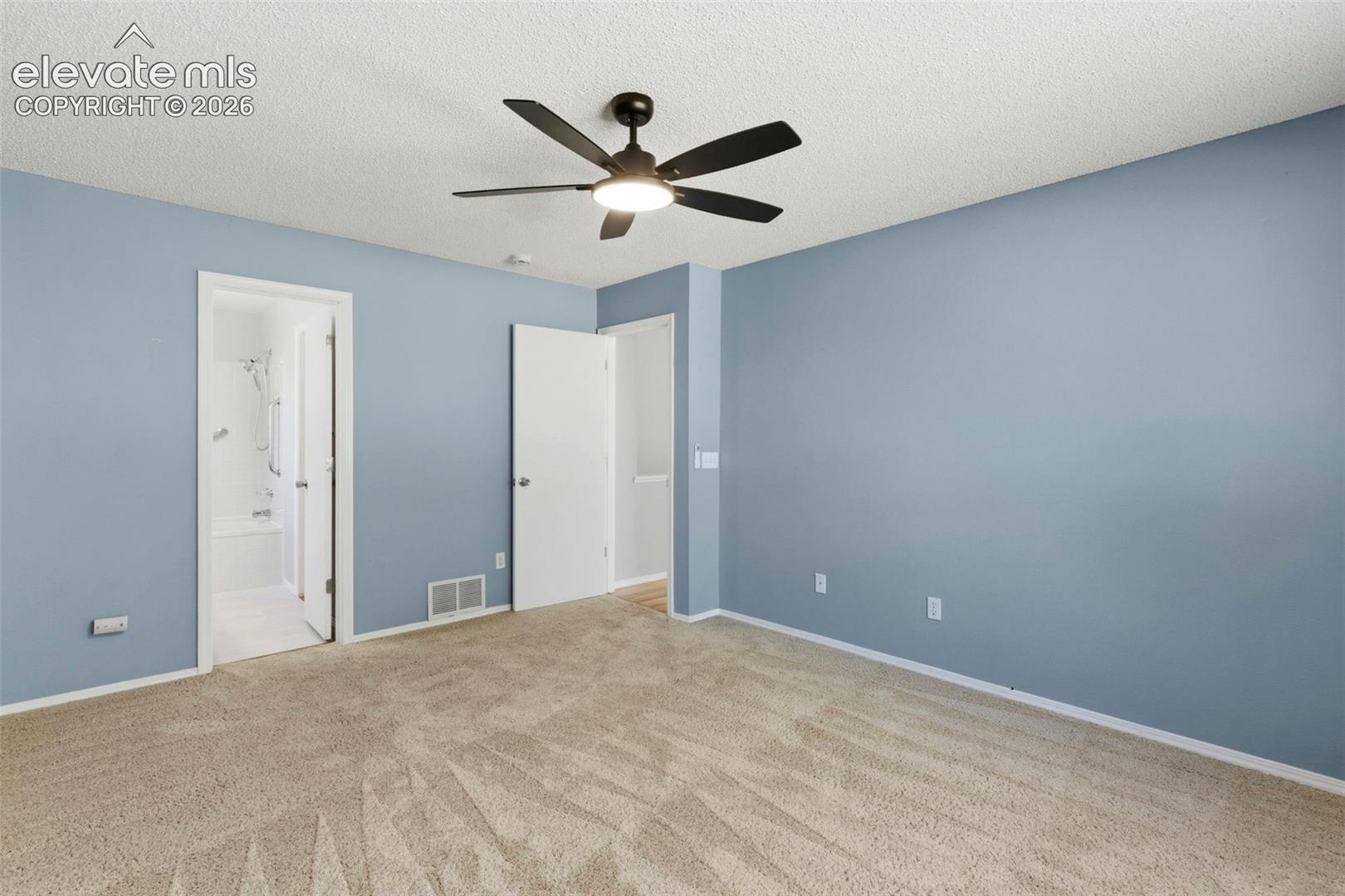 Adjoining primary full bath & walk-in closet